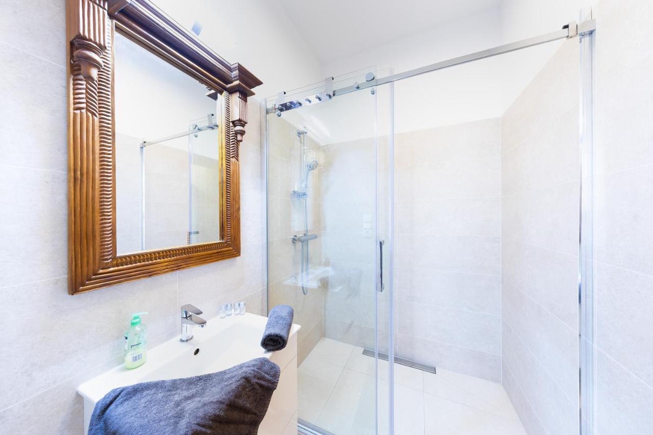Boheme Apartments Charle'S Square ปราก ภายนอก รูปภาพ